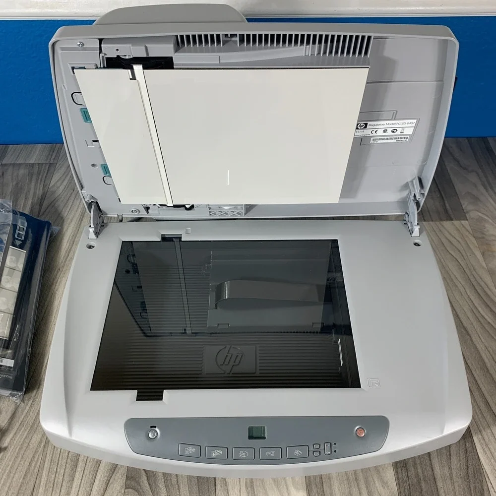HP Hewlett Packard ScanJet 5590 Flatbed Scanner New‎